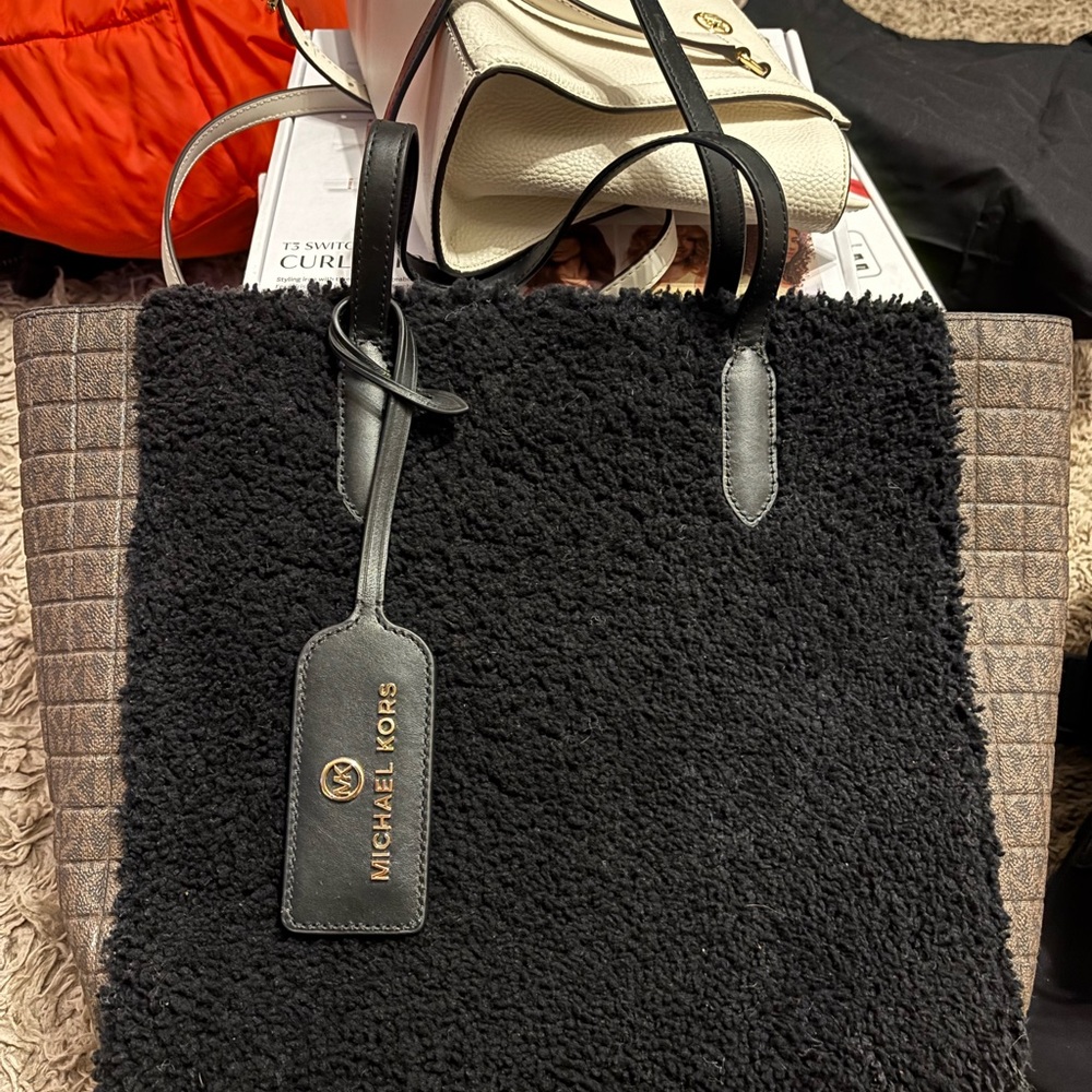 Elegant Black Tote Bag with Spacious Interior and Durable Material